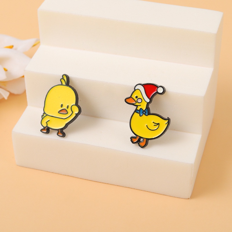 Ghim cài áo QIHE JEWELRY hình chú vịt vàng/ vịt đội mũ đáng yêu