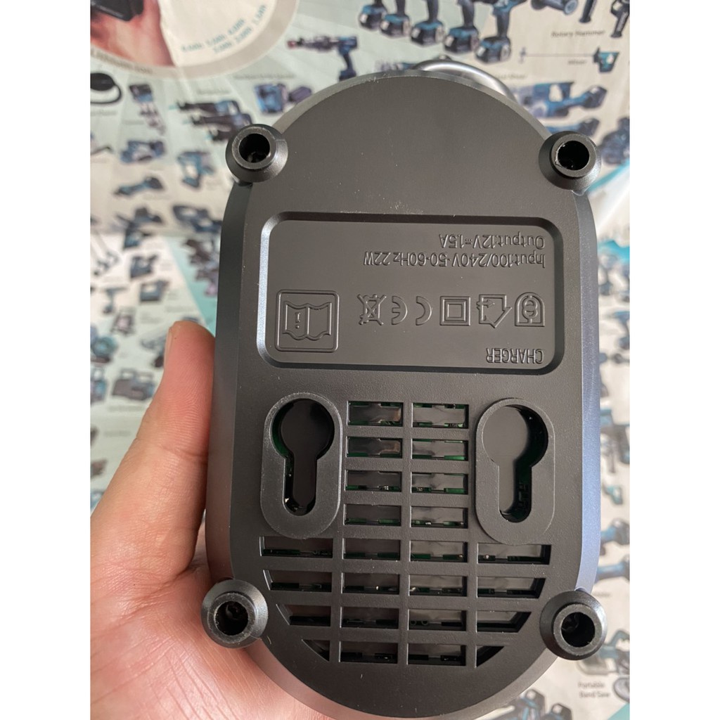 Sạc pin Makita 7.2v - 12v Li-ion mới 100%, sử dụng điện AC 220V.