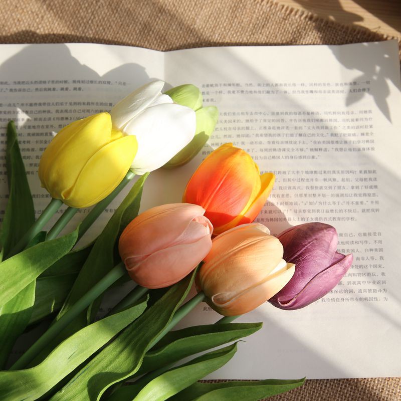 Bó hoa tulip trang trí đám cưới đẹp mắt