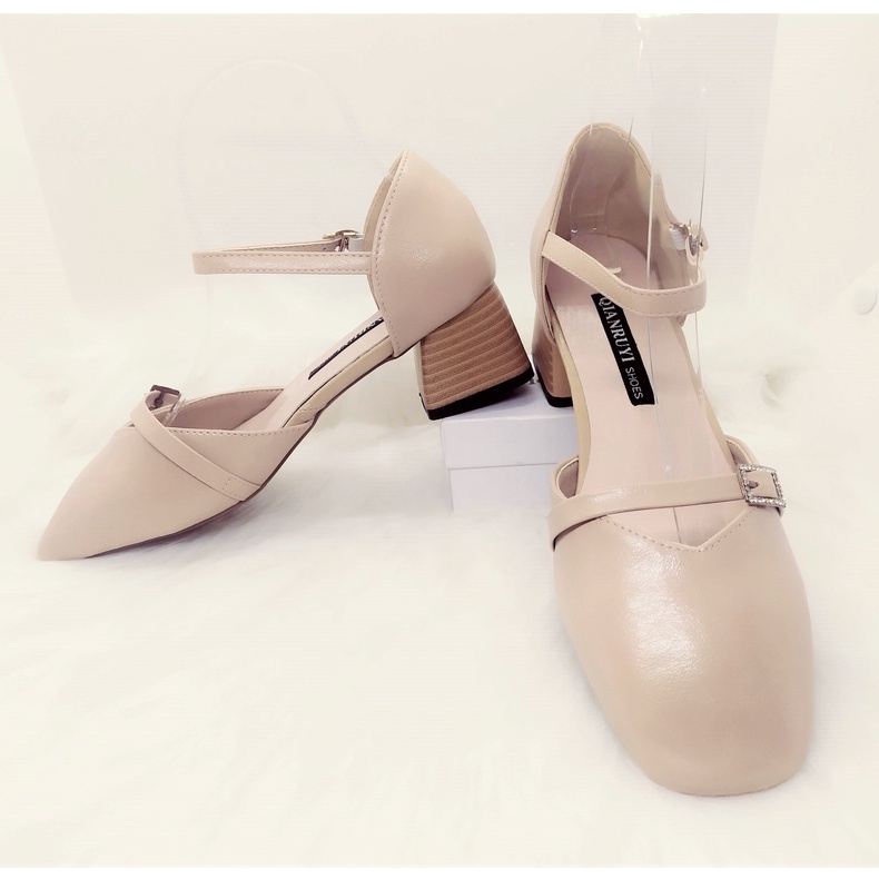 Giày cao gót mũi vuông chất da bóng màu nude, gót vuông cao 5 cm có quai quanh cổ chân
