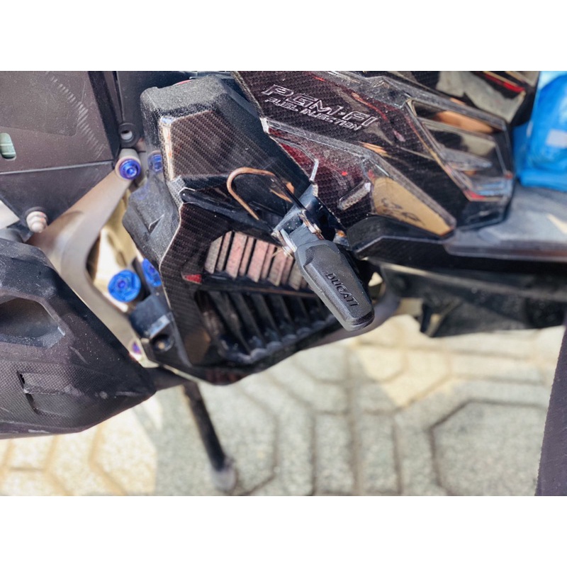 Gác chân Ducati cho xe Honda và Yamaha