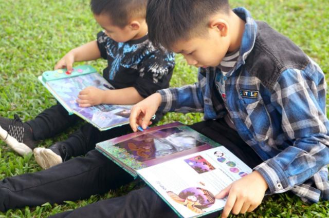 Sách - Đèn pin khám phá - Moonlight Animals - Động vật dưới ánh trăng | BigBuy360 - bigbuy360.vn