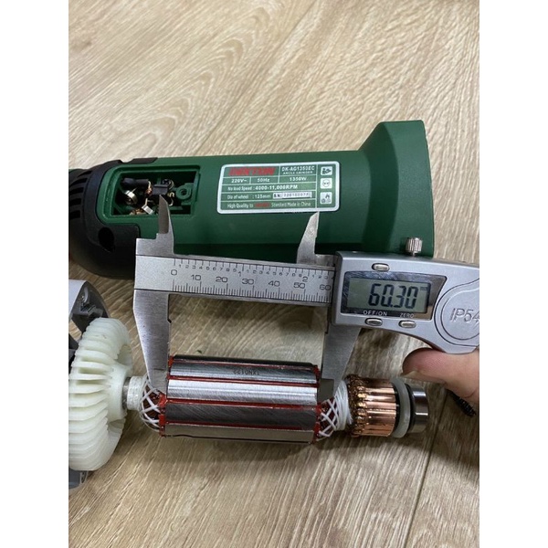 Máy mài tay dài chỉnh tốc độ DEKTON DK-AG 1350EC  - 1350W. - luoi 125mm