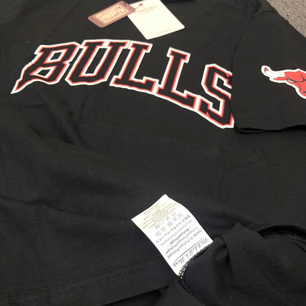 Áo Thun Đen In Logo Mitchell & Ness Chicago Bulls Cá Tính