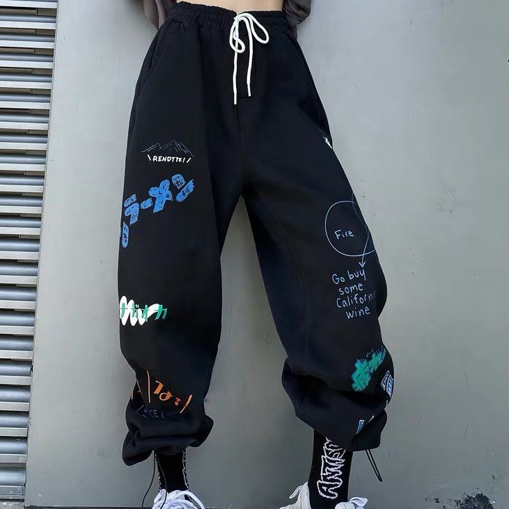 Quần nỉ hình RUBY HOUSE86 Quần thu đông ống rộng lót nỉ, chốt ống, in sắc nét, 2 màu Đen Xám hot hit