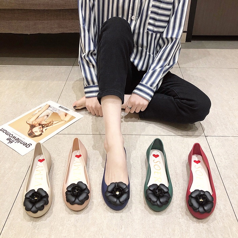 Giày búp bê hoa trà đen nhựa dẻo thơm Soervimy