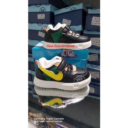 Giày thể thao cho bé