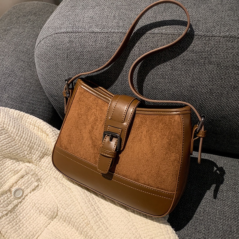 Túi da lộn đeo chéo khóa cài BG005