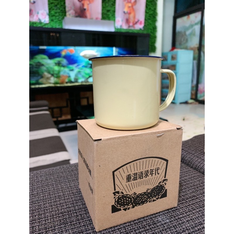 Cốc tráng men màu vàng và xanh