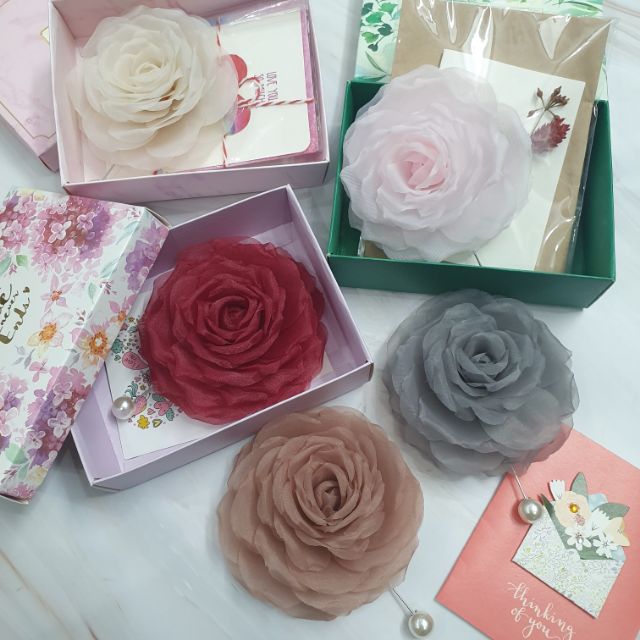 Hoa lụa cài áo