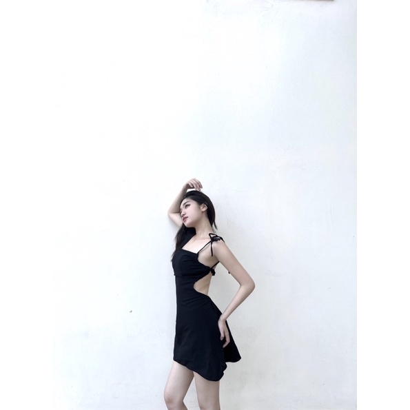 Đầm đen hai dây hở lưng 🖤