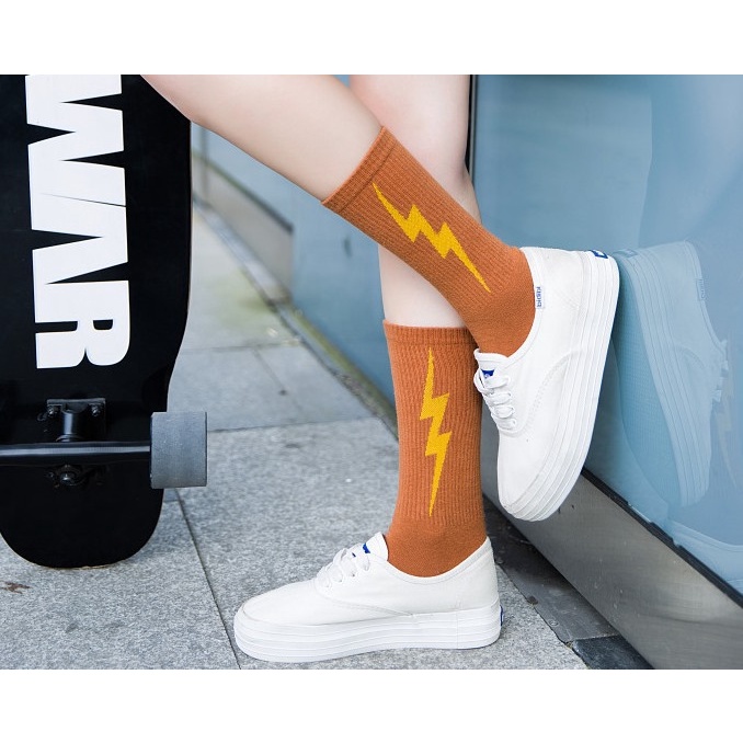 Vớ cao cổ hình tia chớp Unisex phong cách thể thao, trẻ trung và năng động.