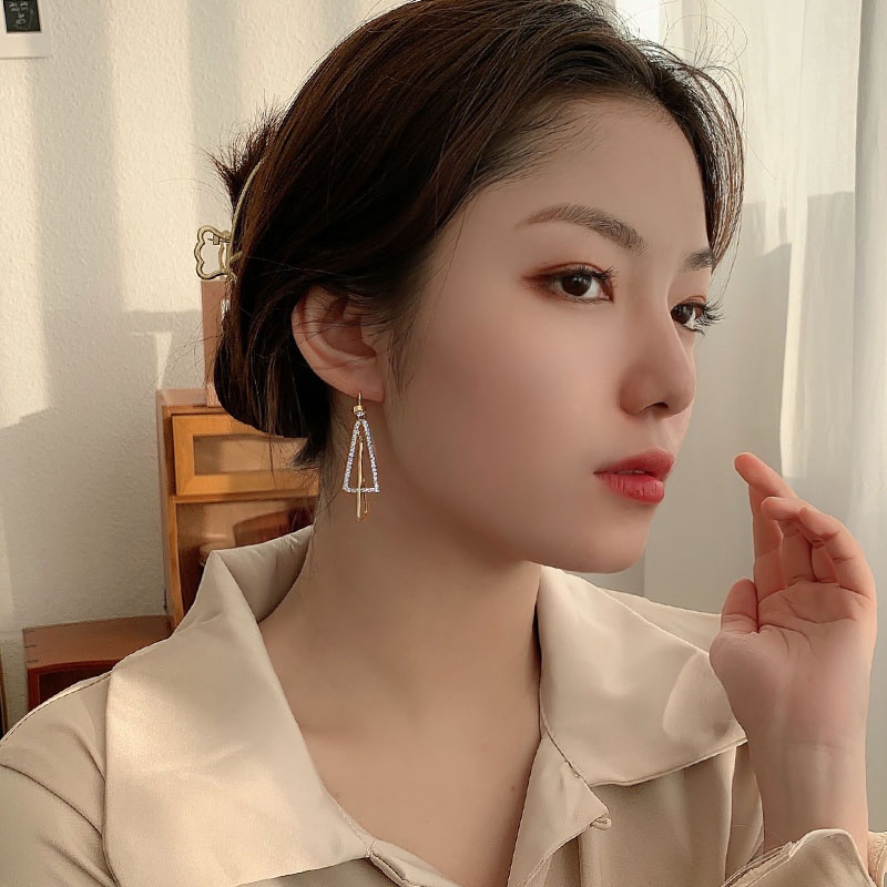 Hoa tai dáng dài hình tam giác phong cách thời trang