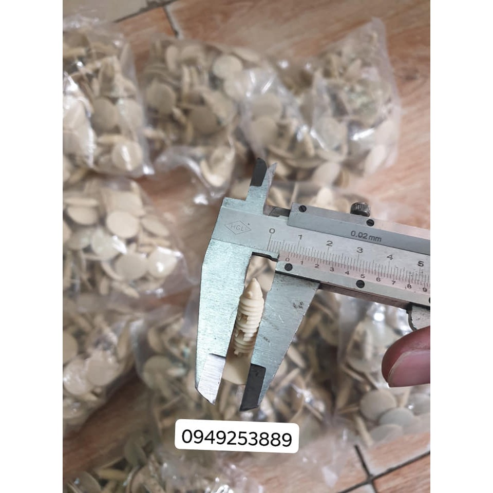 Vít nở nhựa trần xe Ford Transit loại ngắn 3cm