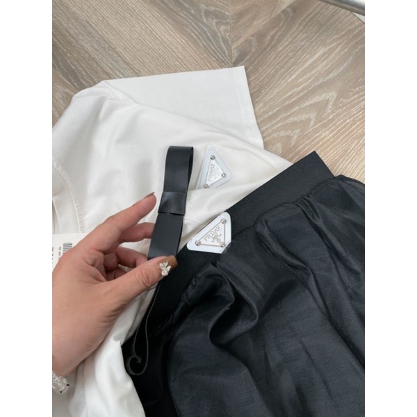 Set váy Áo phông trắng phối chân váy dài dáng xoè dễ thương.