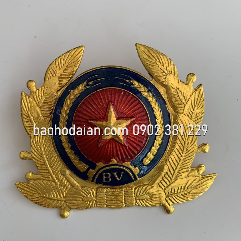 Nón bảo vệ màu đen kèm sao vàng, sao bạc