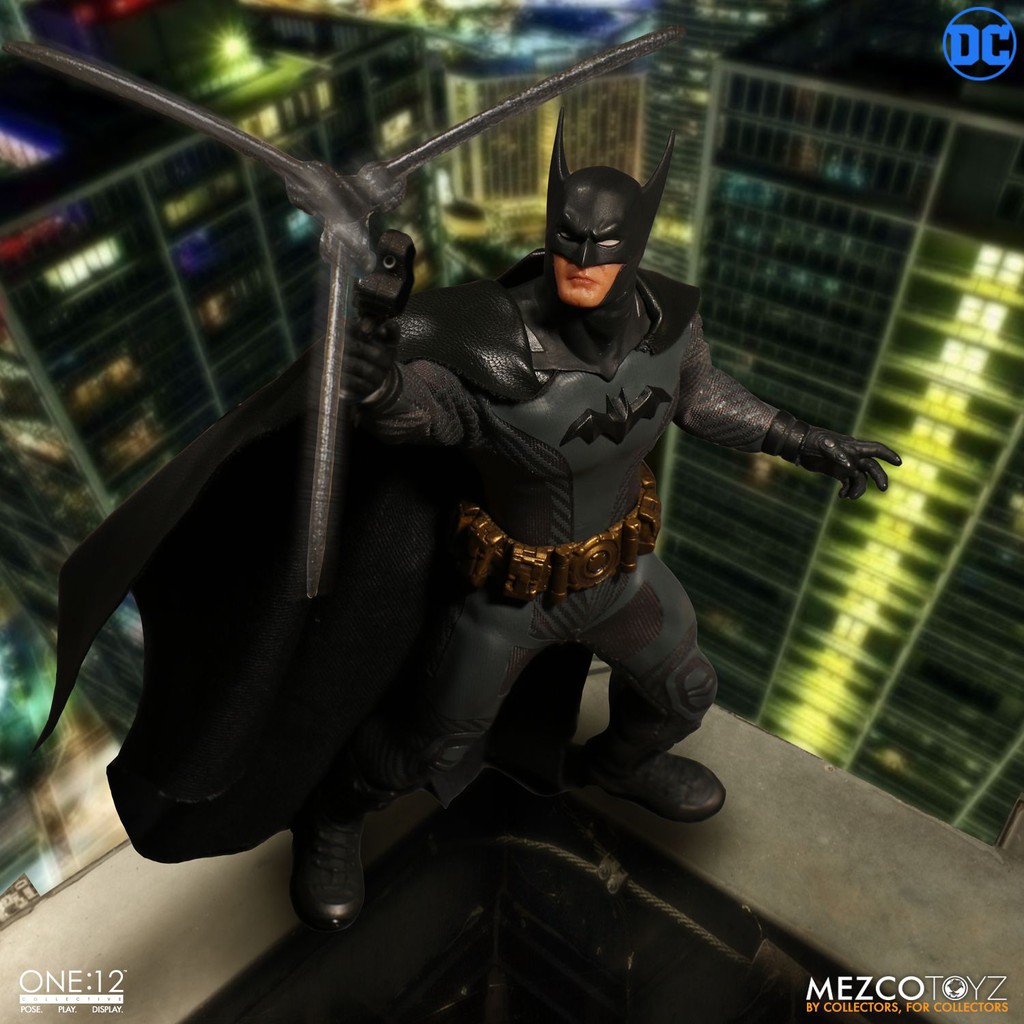 Order báo giá] Mô hình chính hãng Mezco: Batman Ascending Knight | Shopee  Việt Nam