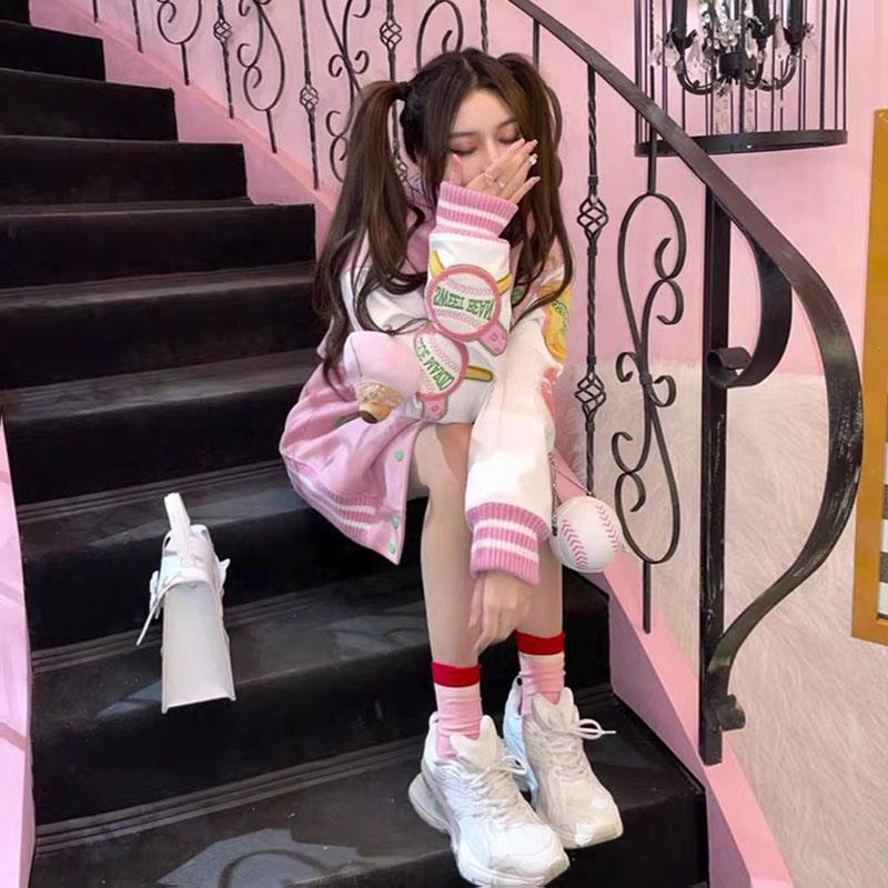 Áo khoác bóng chày hình gấu bánh quy hồng đào 13DE MARZO X POP cá tính