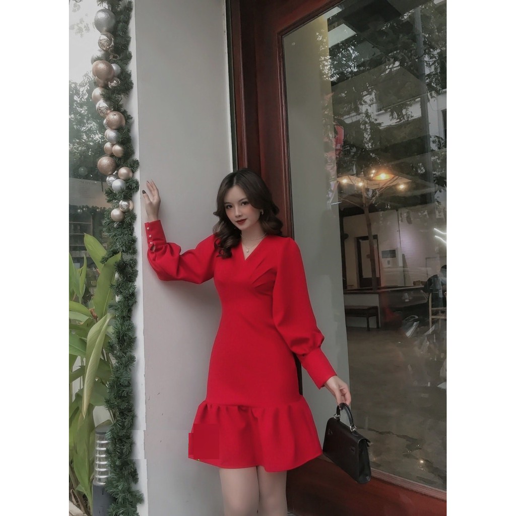 Váy đuôi cá màu đỏ vai bồng cổ chữ V