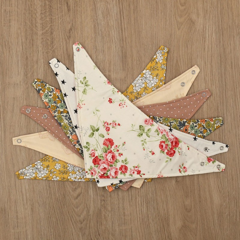 Yếm Ăn In Hoa Xinh Xắn Cho Bé