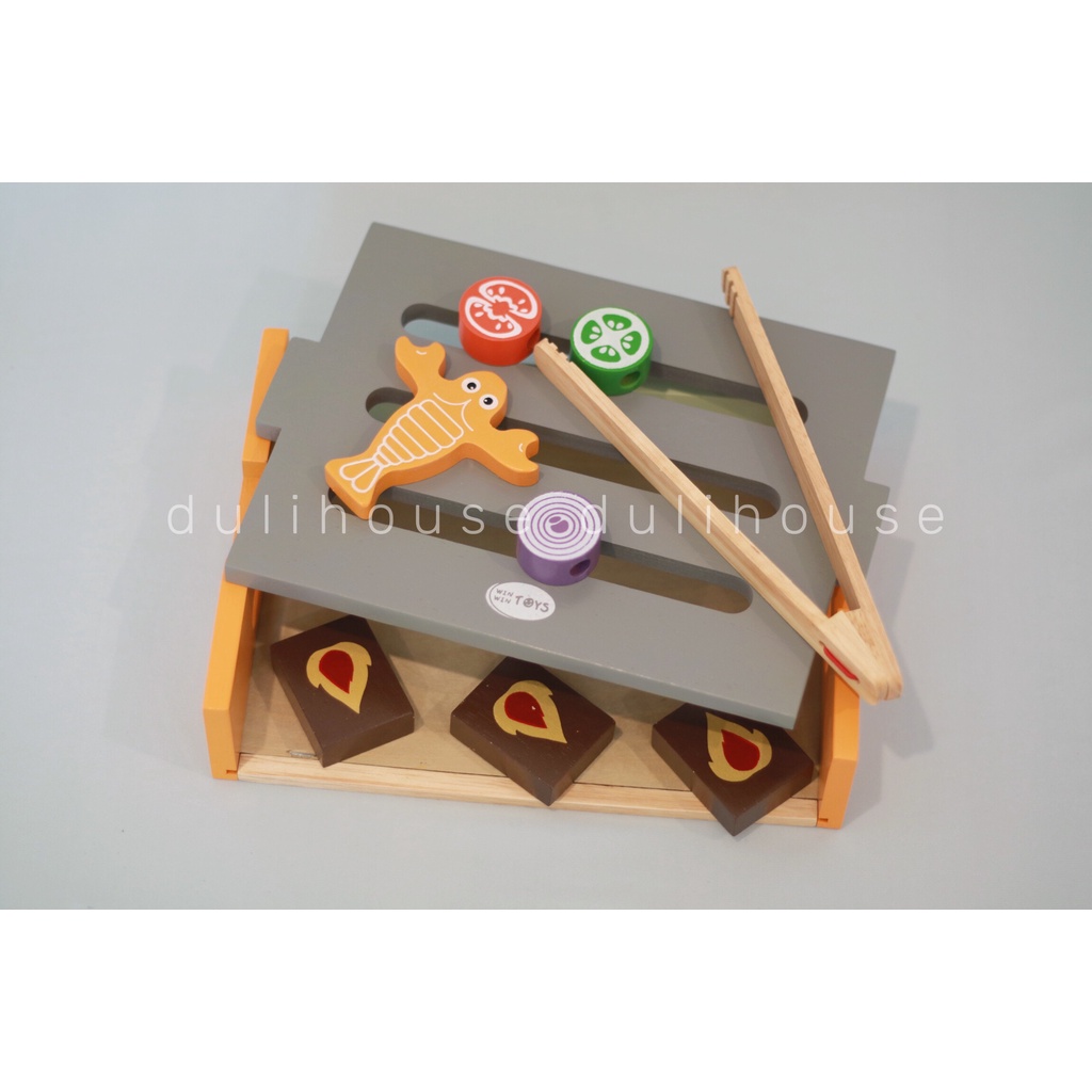 Đồ chơi gỗ bếp nướng, giúp bé nhanh nhạy hơn trong quá trình nhận biết gọi tên các món ăn, yêu thích công việc nội trợ