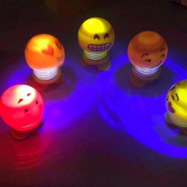 Mặt cười lò xo emoji nhún nhảy có đèn