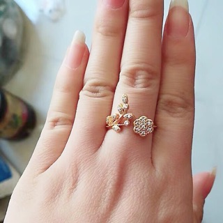 Nhẫn hình hoa đính đá kiểu dáng thanh lịch