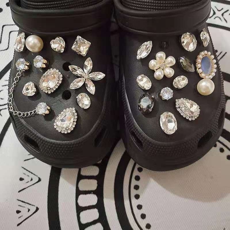 Set 24 Phụ Kiện Khóa Giày Crocs Bằng Kim Loại Đính Đá / Ngọc Trai / Hoa Xinh Xắn Cổ Điển Có Thể Tháo Rời