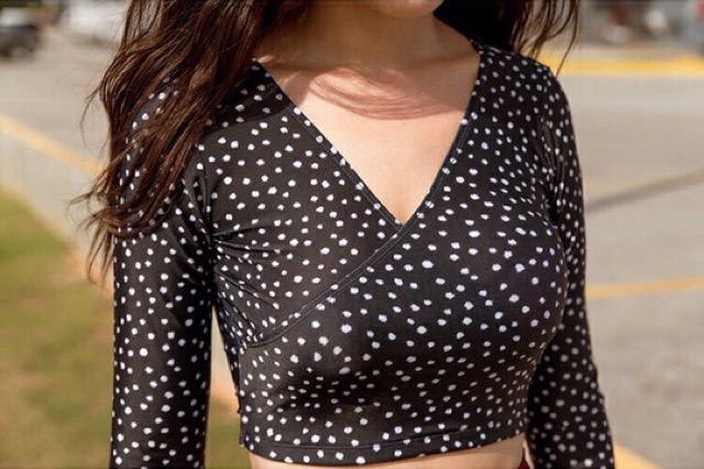 Bộ đồ bơi 2 mảnh ngàn sao huyền bí cùng hoàng hôn đỏ rực rỡ, sự kết hợp nhã nhặn đẹp sang chảnh quý phái | BigBuy360 - bigbuy360.vn