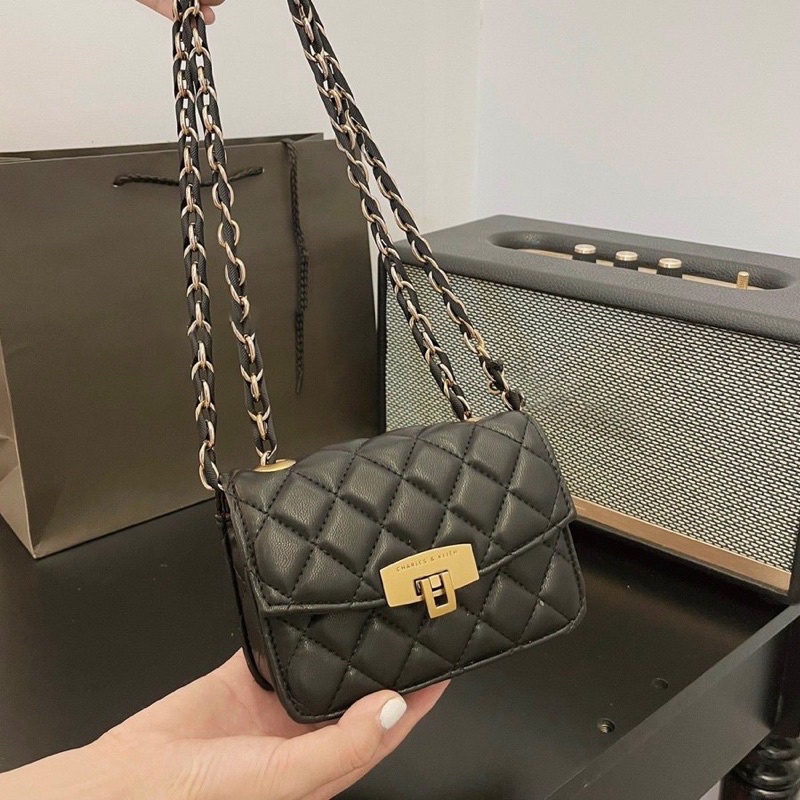 Túi đeo chéo CNK chần trám mini T55110