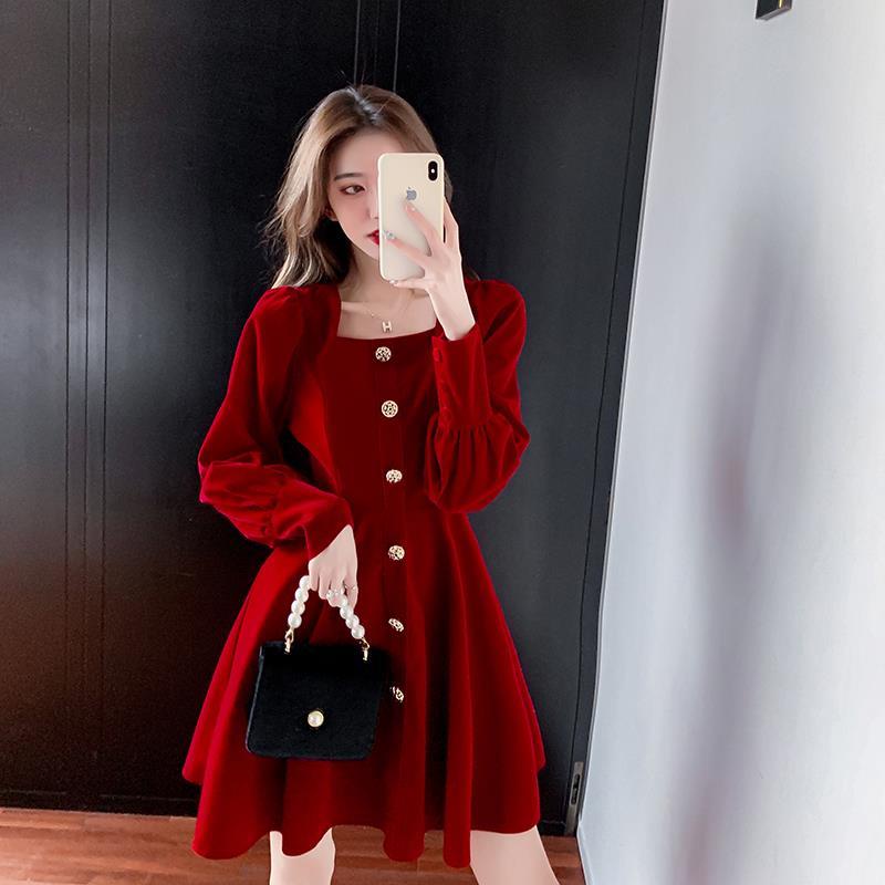 Đầm cưới tuxedo cổ vuông tay dài bằng vải nhung màu đỏ tía thiết kế hở lưng quyến rũ