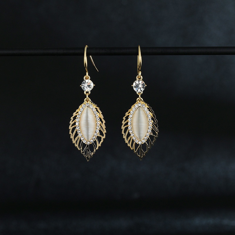 Bông Tai Hình Lá Phong Đính Đá Thời Trang Hàn Quốc