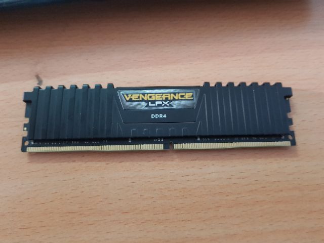 Ram D4 Corsair 8G/2400 Vengeance LPX Tản Nhiệt