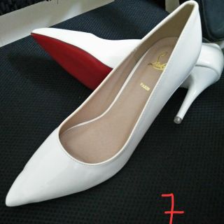 Giày trắng Louboutin 7p