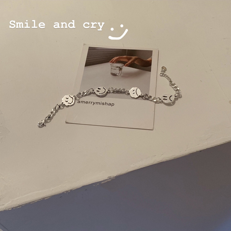 Vòng Tay Kim Loại Không Gỉ Hình Mặt Cười Xinh Xắn Cho Nữ