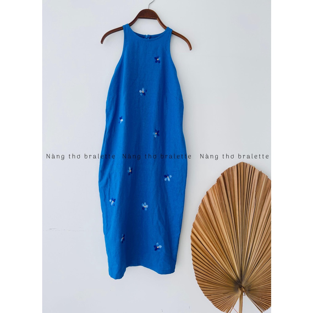 Đầm xanh coban thêu hoa thủ công