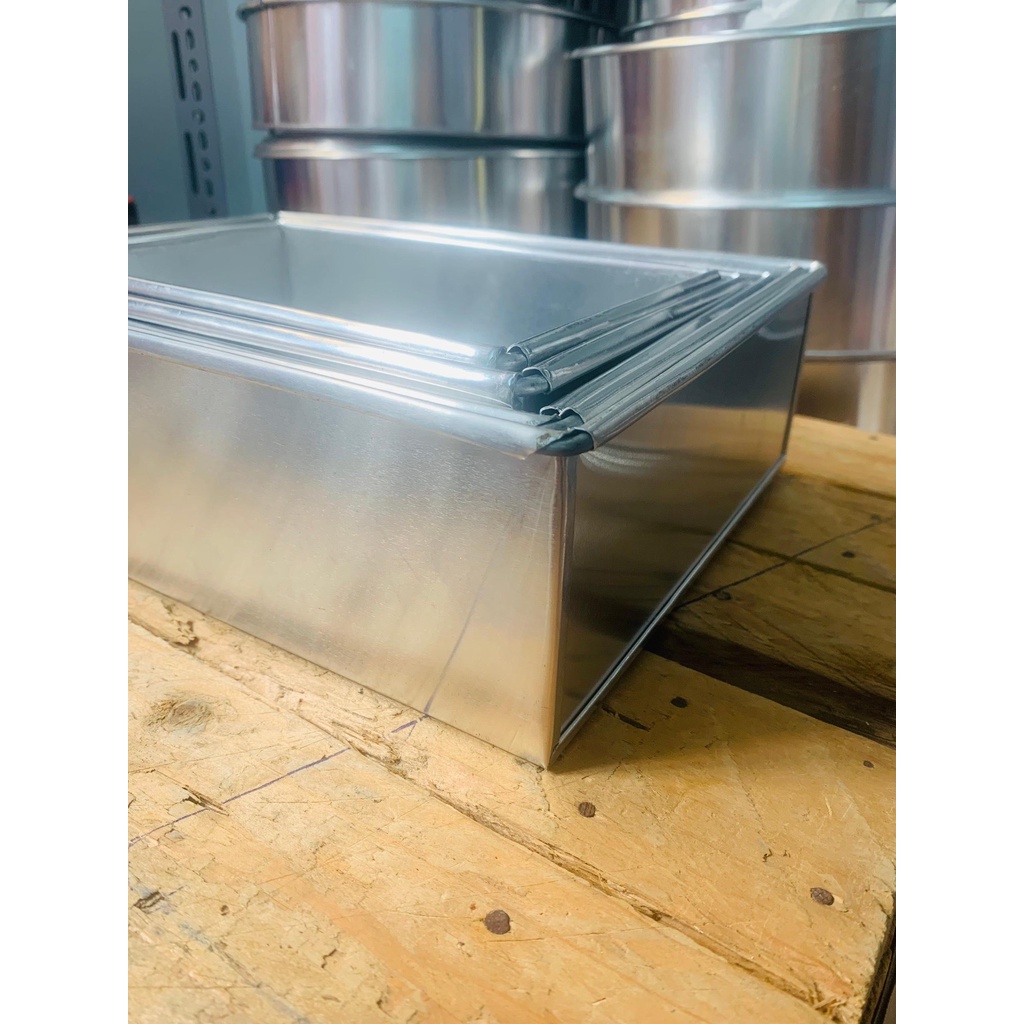 Khuôn nhôm gò Chữ nhật đế liền thành khuôn cao 8cm có 12 size trong bộ khuôn. Dài 18/20/22/24/26/28/30/32/34/36/38/40cm.