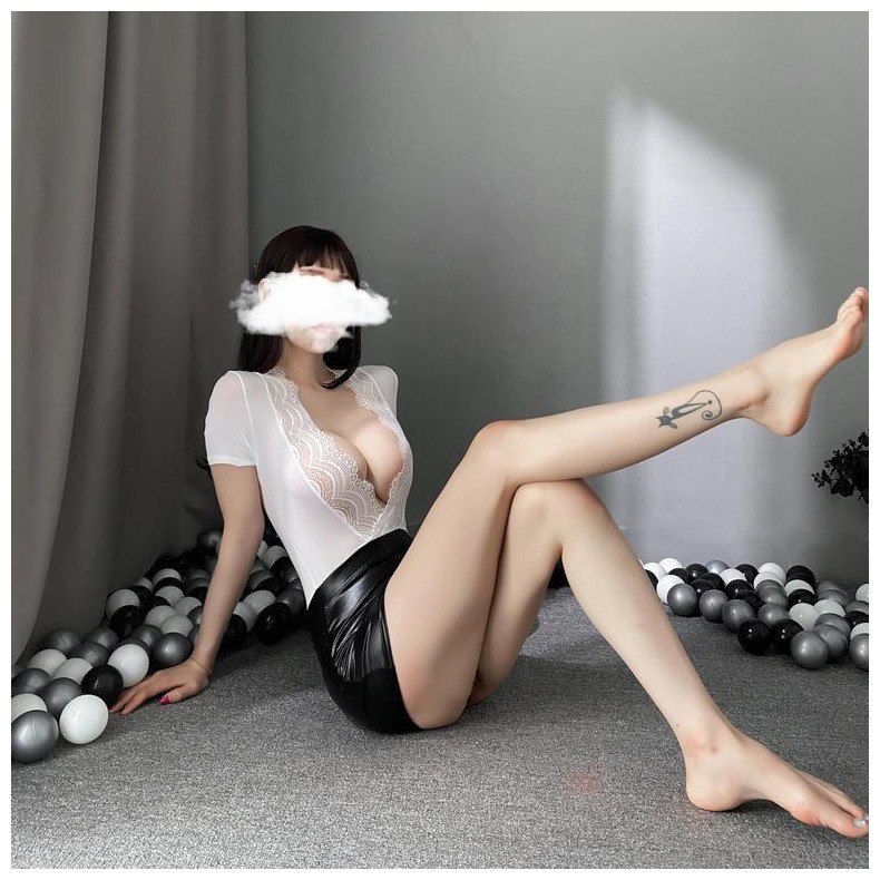 Cosplay hóa trang cô thư ký quyến rũ kèm chân váy da bóng khiêu gợi | BigBuy360 - bigbuy360.vn