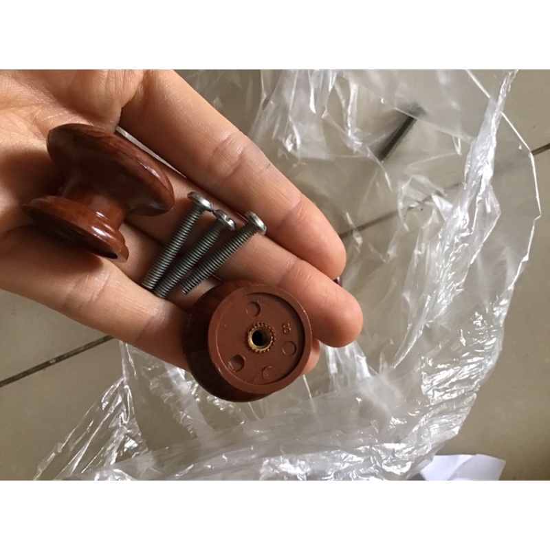 10 Núm tủ, núm kệ màu nâu giả vân gỗ kèm vít