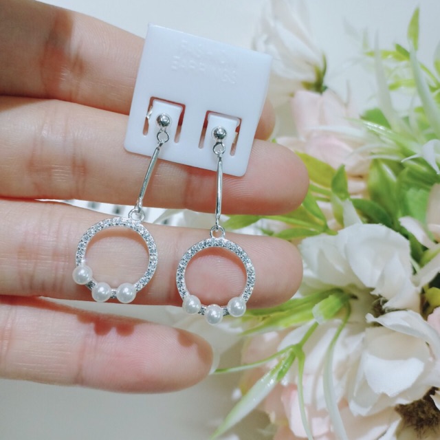 Khuyên tai treo tròn phối hạt trai trắng nhân tạo bạc chuẩn