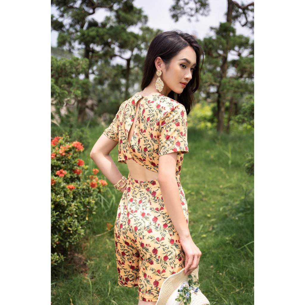 Jumpsuit ngắn vải in hình quả lưu, cutout lưng J2002-21