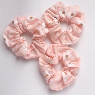 Scrunchies hoa cúc hồng