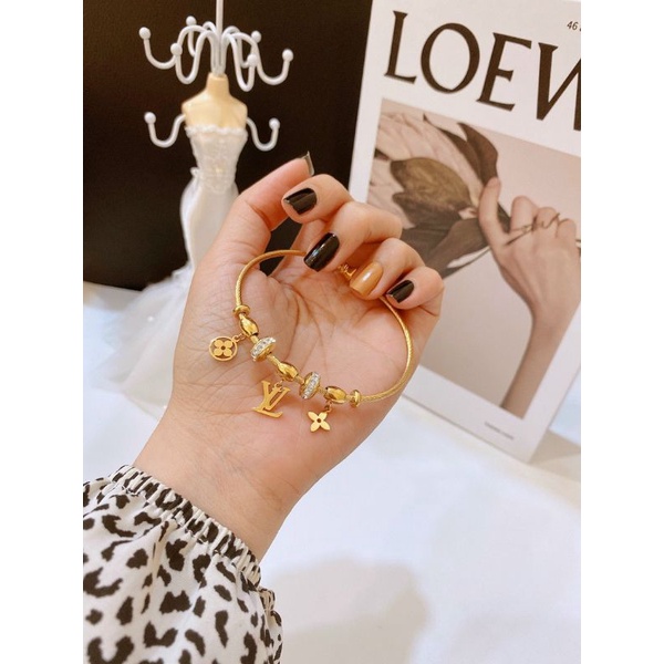 VÒNG TAY TITAN CHARM HIỆU CỎ 4 LÁ EO VÌ ( Free size tay ni 54,56 đeo đẹp)- TITAN CHUẨN LOẠI 1 SIÊU BỀN MÀU