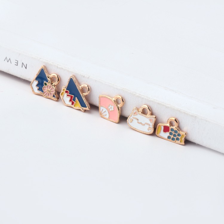 Charm kim loại về Nhật Bản