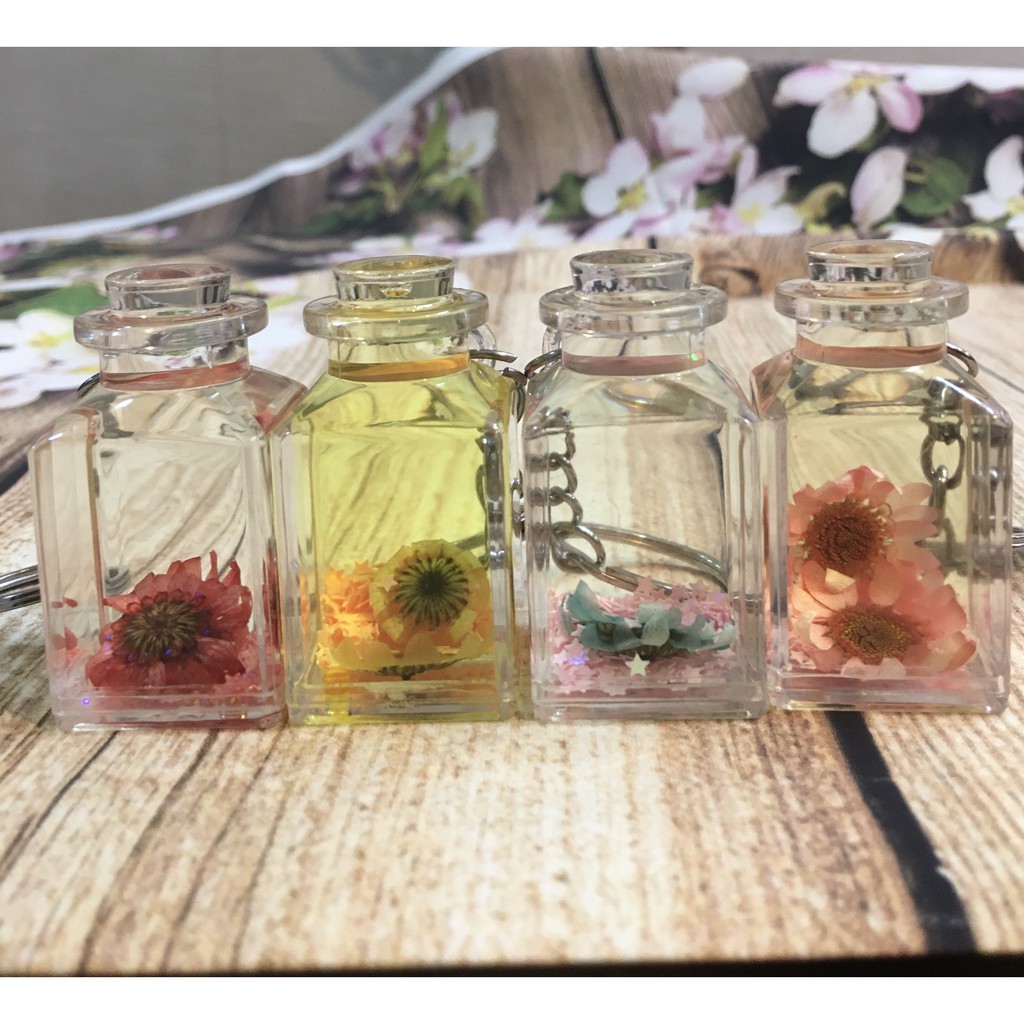 Móc khoá nước chảy kim tuyến hoa cúc Sakura Shop
