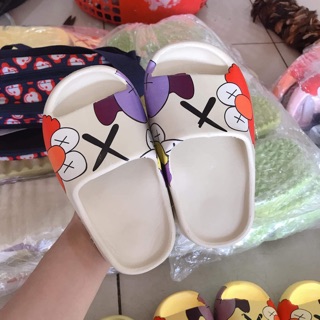 Dép Kaws cho bé