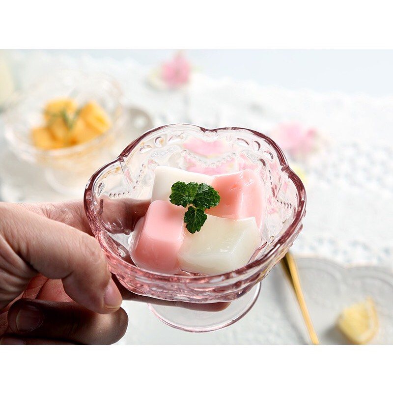 Ly ăn kem, sữa chua, cốc nhỏ hai màu trắng và hồng xinh xắn