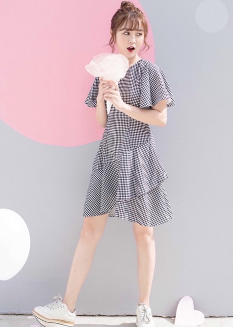 Đầm cổ tròn tay loe caro đen dễ thương năng động | BigBuy360 - bigbuy360.vn