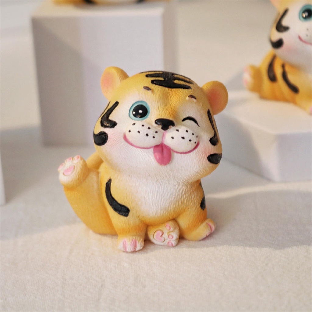 Đồ trang trí Con Hổ Hoạt Hình Bằng Nhựa Resin Dễ Thương Dùng Trang Trí Xe Hơi/ Bàn Làm Việc