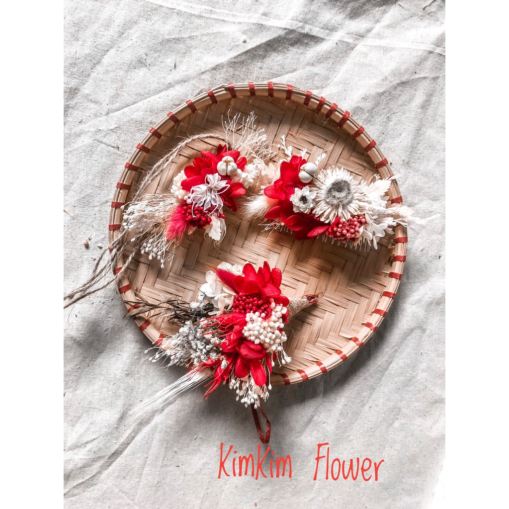 Hoa khô cài áo chú rể